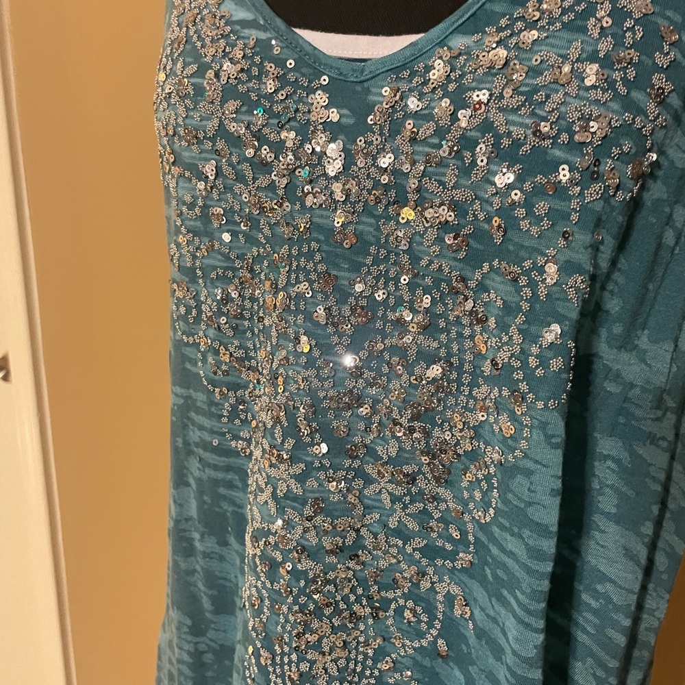 Double Sleeveless top with a sequins front design - Picture 4 of 6